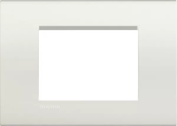 bticino-plaque carr�e livinglight neutre 3 modules - blanc (lna4803bi)