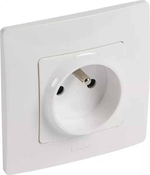 legrand-prise 2p+t nilo� bornes � vis profondeur 30mm complet avec griffes - pur (663928)