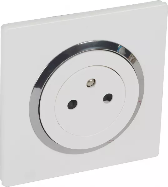 legrand-prise 2p+t surface dooxie 16a avec plaque blanche/chrome et griffes - brochable (095026)