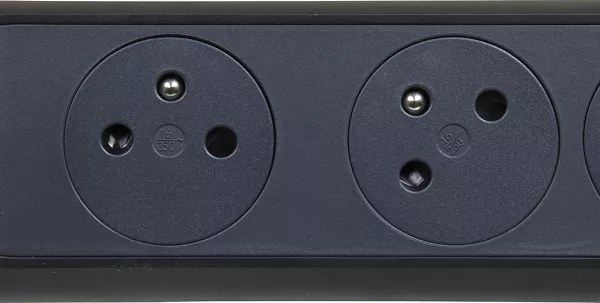 legrand-rallonge 3x2p+t surface avec interrupteur et cordon 1,5m 3g 1mm� - noir/gris (049444)
